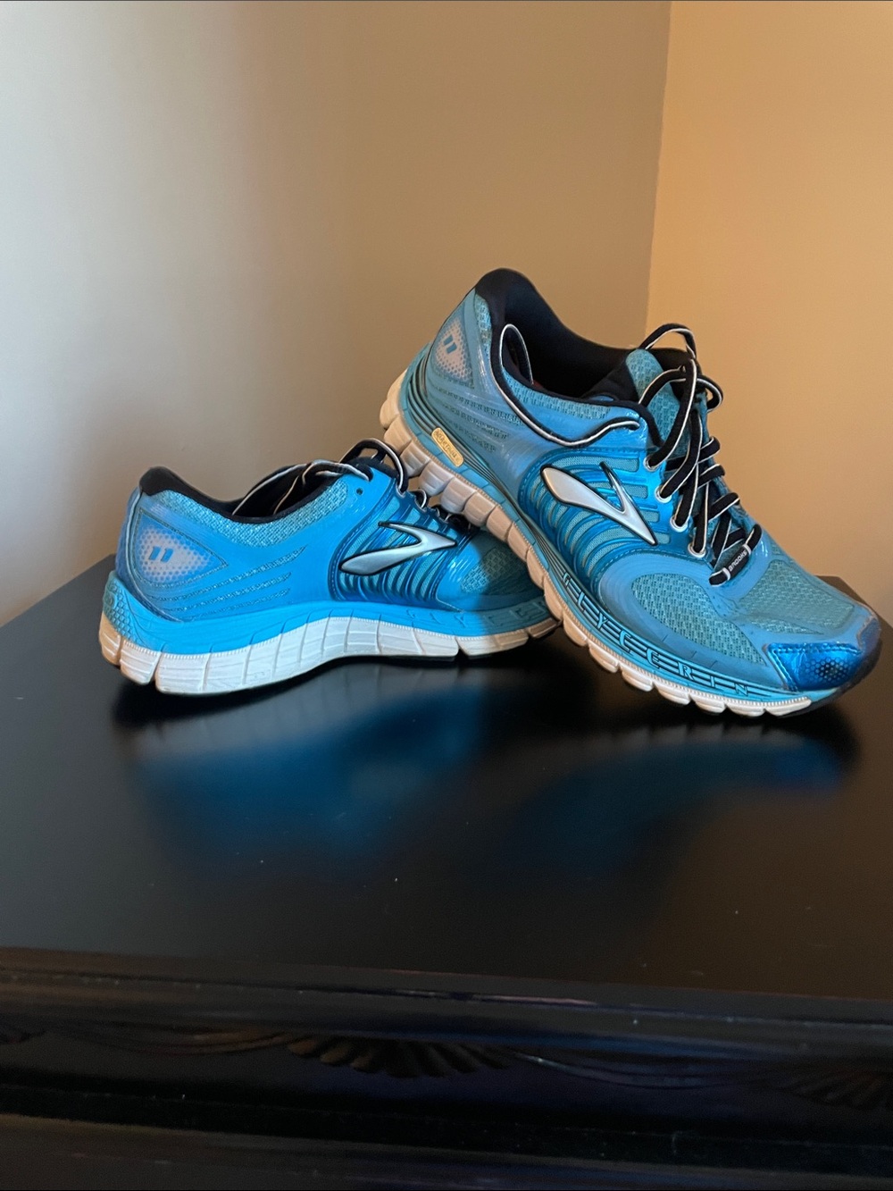 Brooks women’s glycerin 11 Athletic Running Shoes.